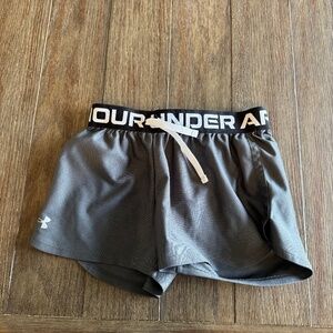 Under Armour Girls HeatGear Running Shorts YMD (Youth Medium) – Gray/Black